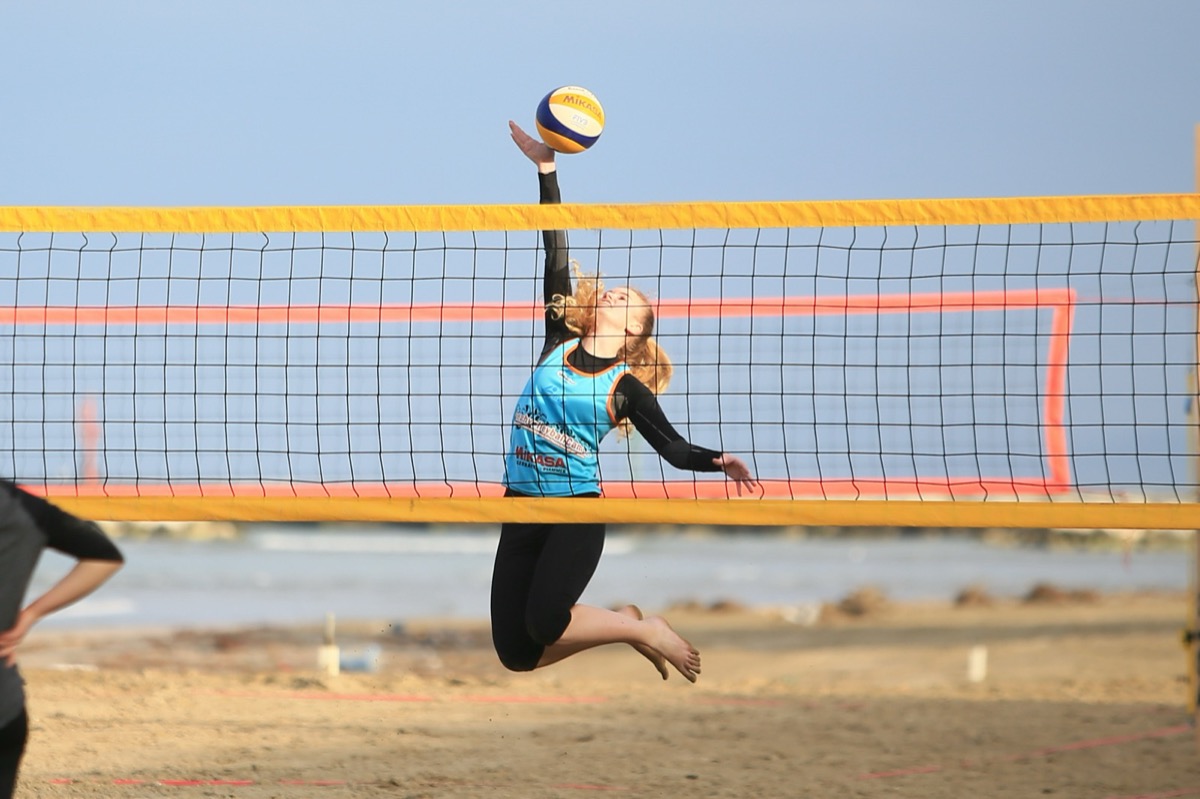 Beachvolleyball-Training am Netz